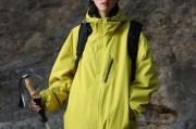 户外活动服饰怎么选_户外冲锋衣和速干裤哪个更重要