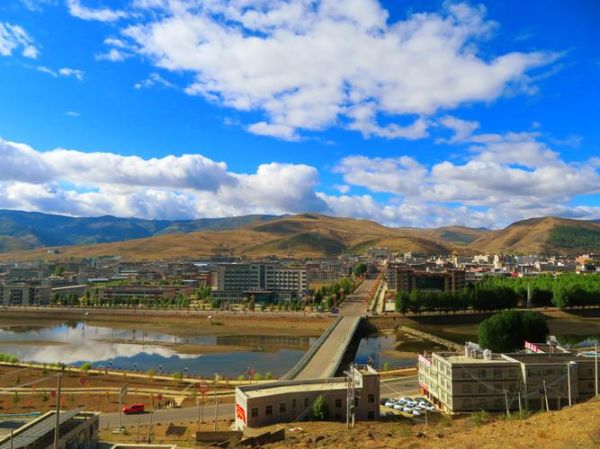 稻城属于青藏高原吗_稻城海拔多少米