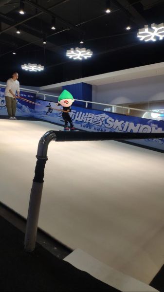 室内冰雪乐园怎么玩_室内滑雪场多少钱