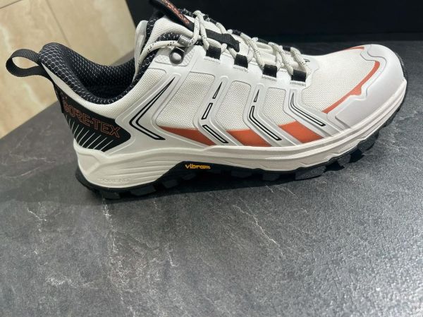 户外防水鞋哪个牌子好_防水徒步鞋怎么选