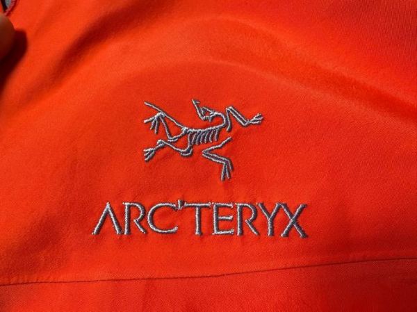 始祖鸟冲锋衣怎么选_始祖鸟冲锋衣价格为什么贵